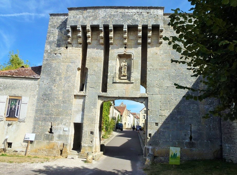 32 Flavigny-sur-Ozerain Stadttor