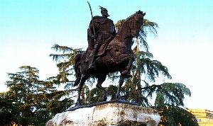 Albanien Tirana Skenderbeg-Denkmal