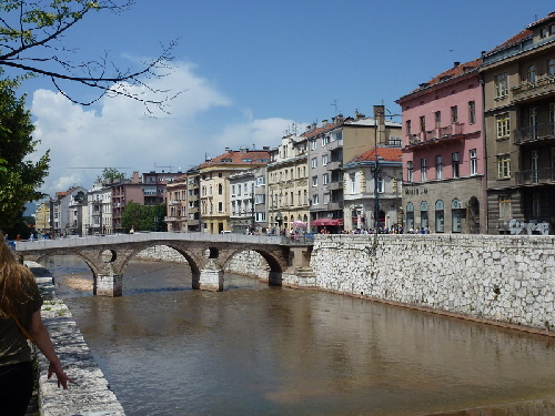 Sarajevo  Lateiner Brücke mit Sarajewo Museum